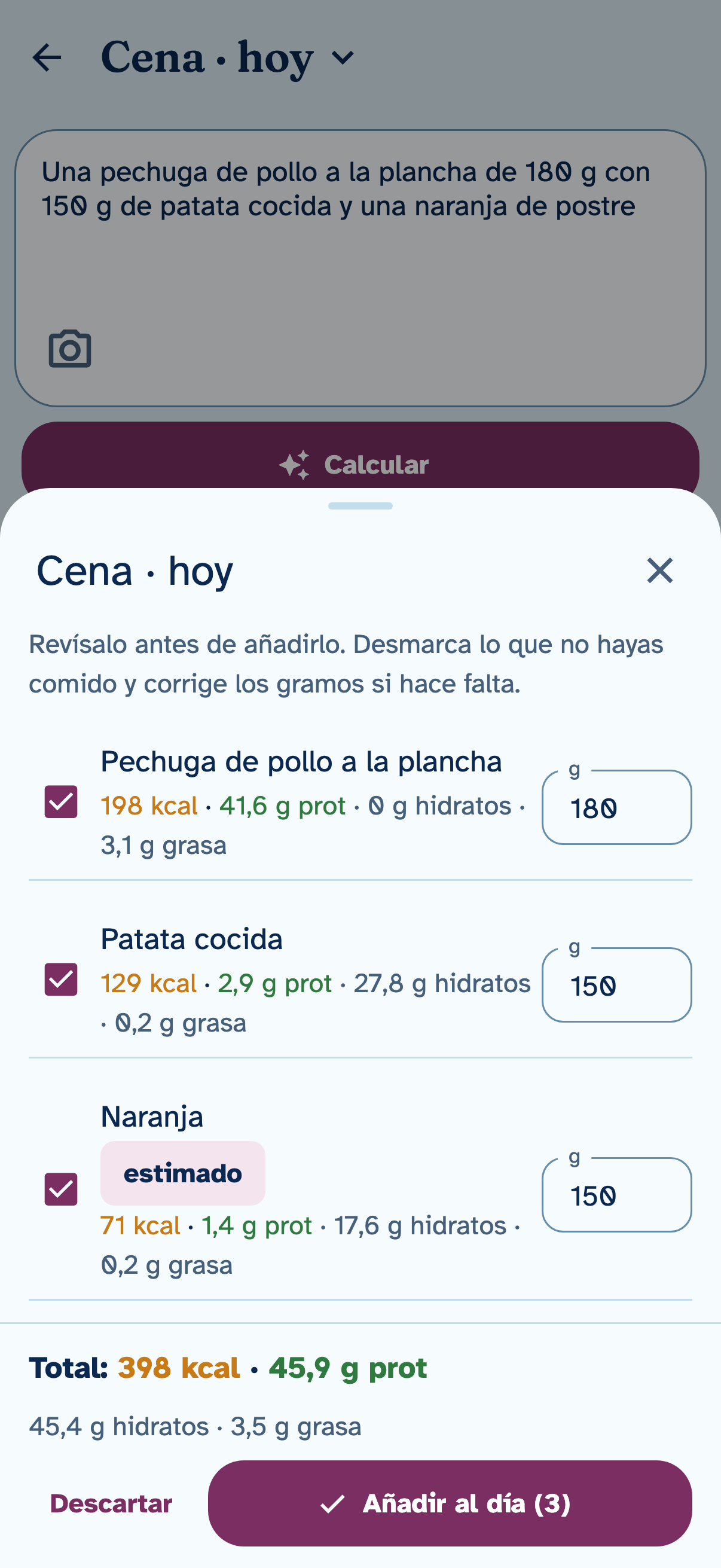 Ejemplo en Evzi: una cena escrita en una frase sale alimento a alimento (pechuga de pollo, patata cocida y una naranja estimada), con 398 kcal y 45,9 g de proteína, para revisarla antes de añadirla al día.